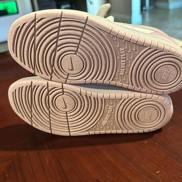 Nike - Picture 4 of 4